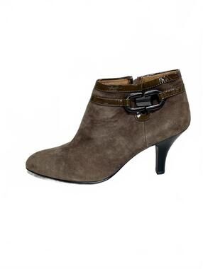 Söfft Size 9 N Brown Suede Ankle Boots w/ Patent Leather Trim and Buckle Detail